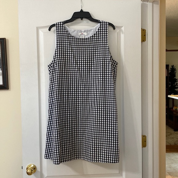 Vineyard Vines Dresses & Skirts - New Never worn Vineyard Vines dress. Black and white checked. Size 16